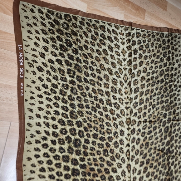 GK Italia La Mode Goji Japan Lynx Leopard Silk Wool Large Scarf - Picture 7 of 8